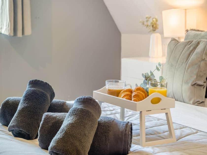2 Bedroom Cosy Cottage With Hot Tub In Hambrook Close To Bristol City Centre ภายนอก รูปภาพ